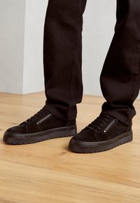 Sélectionné, black