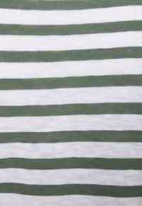 Rayures horizontales vertes et blanches alternées sur une texture en tissu, avec une largeur constante et une apparence tricotée douce.