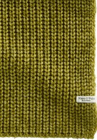 Zbliżenie na oliwkowozieloną, prążkowaną dzianinę z małą białą metką marki Marc O'Polo przyszytą w prawym dolnym rogu.