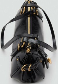 Zwarte leren tas met gouden hardware; beschikt over een ritssluiting, gevlochten schouderbanden en een ronde bodem. Glad oppervlak, cilinder vorm.