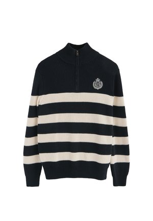 Maglione lavorato a maglia a righe blu navy e crema con collo alto e mezza cerniera, con una toppa con logo sul petto. Tessuto morbido e bordi a coste.