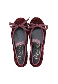 Zapatillas de ballet de terciopelo burdeos con un diseño acolchado, lazos de tela en la punta y una banda elástica con detalles de rhinestones en la plantilla.