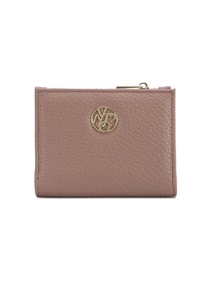 Portafoglio in pelle di un morbido color malva con finitura testurizzata; presenta un logo circolare dorato sulla parte anteriore e una chiusura con zip sulla parte superiore.