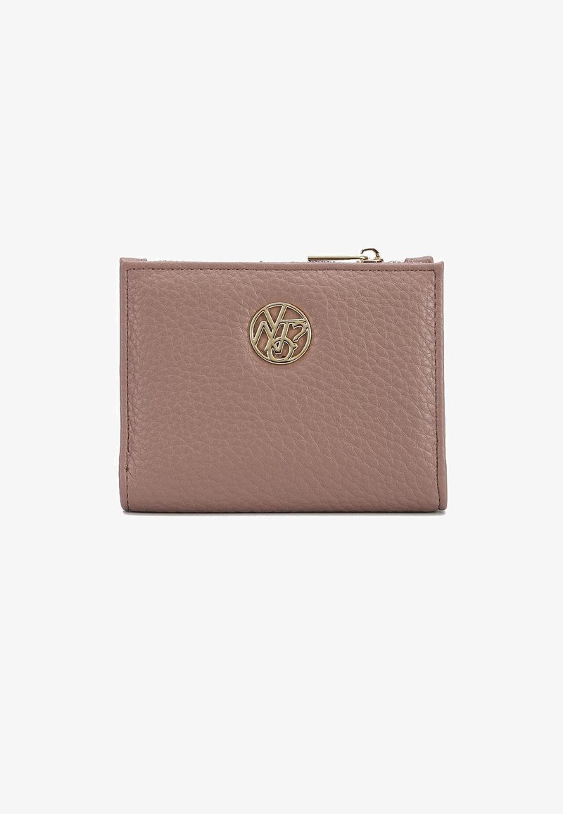 Portafoglio in pelle di un morbido color malva con finitura testurizzata; presenta un logo circolare dorato sulla parte anteriore e una chiusura con zip sulla parte superiore.