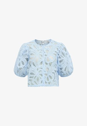 Svijetloplava čipkasta bluzica s napuhanim kratkim rukavima i cvjetnim uzorcima, s prednjim gumbima i okruglim izrezom.