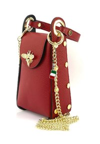 Rode leren handtas met een gestructureerde afwerking, gouden hardware, bijenembleem, kettingband en kleuraccent dat lijkt op de Italiaanse vlag.