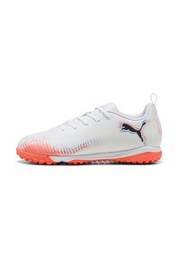 Weiße Sportschuhe mit einem eleganten Design, versehen mit orangefarbenen und blauen Farbverläufen, strukturiertem Fußbett und schwarzem Logo an der Seite.