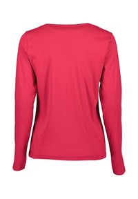 Pitkähihaine paita kirkkaan vaaleanpunaisena, valmistettu pehmeästä kankaasta. Pyöreä pääntie, jossa on sileä pinta ja vartalonmyötäinen muotoilu.