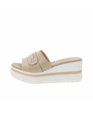 Sandali platform beige con due cinghie orizzontali e un accento metallico. Presentano una suola spessa bianca con una striscia beige chiaro. Texture liscia.
