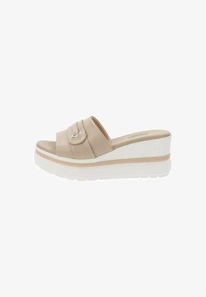 Beige platform sandalen met twee horizontale banden en een metallic accent. Voorzien van een dikke witte zool met een lichtbeige streep. Gladde textuur.