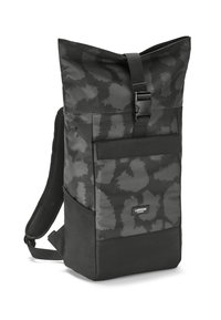 Čierny batoh s rolovacím vrchom a textúrovaným sivým vzorom, s nastaviteľným popruhom, prednou kapsou a pevným dnom. Obsahuje bezpečné zapínanie na pracku.