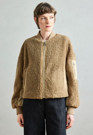 BLOUSON JACKET CURLY PATCHED WELT POCKET - Flísová bunda - dusty earth