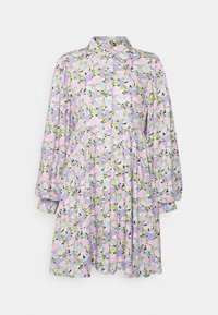 Vestido floral em roxo claro, com gola, mangas longas bufantes e uma cintura franzida com detalhes em rosa e verde.