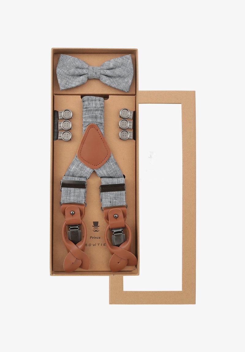 Graue Stoff-Hosenträger mit braunen Ledelementen und silbernen Metallbeschlägen, einschließlich Knöpfen, kombiniert mit einer passenden Fliege in einer Box.