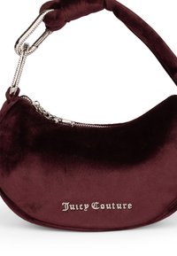 Burgundská sametová kabelka s zakřiveným tvarem, stříbrným kováním, silným řetězovým popruhem a logem "Juicy Couture" v metalické fontu na přední straně.