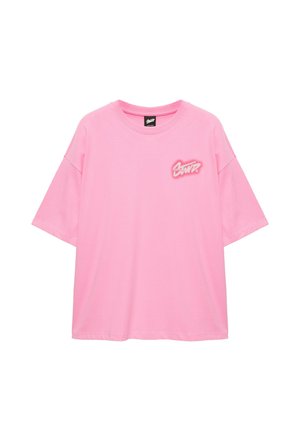 T-shirt rosa a maniche corte con un piccolo logo di testo bianco stilizzato sul petto sinistro e scollatura rotonda.
