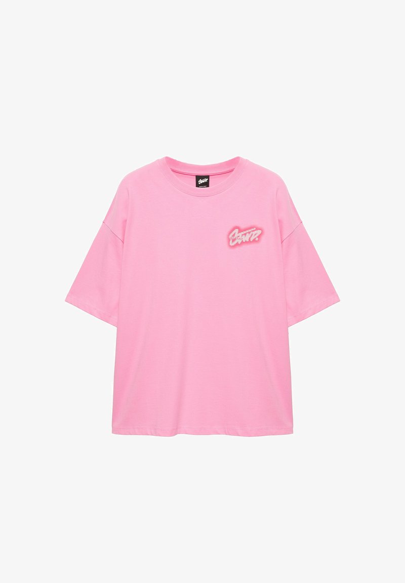 T-shirt rose à manches courtes avec un petit logo texte blanc stylisé sur la poitrine gauche et un col rond.