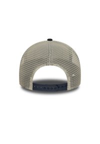 Gorra de béisbol de malla beige con una corona redonda, snapback azul marino ajustable y un botón en la parte superior. Diseño de parte trasera abierta para ventilación.