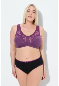 Paarse bh met kanten accenten en een sluiting aan de voorkant, gecombineerd met zwarte panties met paarse rand en een klein strikdetail.