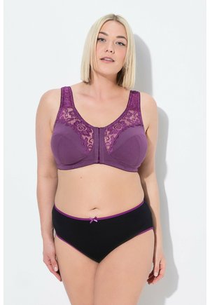 Paarse bh met kanten accenten en een sluiting aan de voorkant, gecombineerd met zwarte panties met paarse rand en een klein strikdetail.