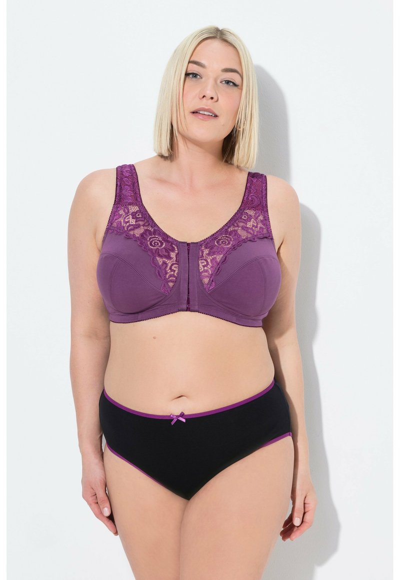 Paarse bh met kanten accenten en een sluiting aan de voorkant, gecombineerd met zwarte panties met paarse rand en een klein strikdetail.
