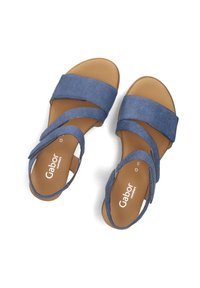 Blauwe denimachtige sandalen met kruisbanden, een bruine gevoerde voetbed, een open achterkant en het "Gabor comfort" merk. 