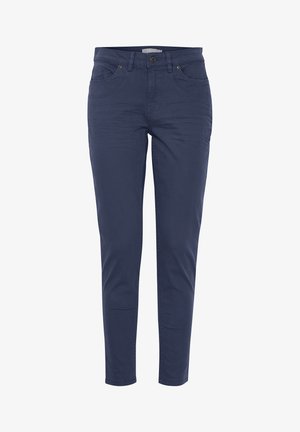 Pantaloni slim-fit blu navy in denim, caratterizzati da cinque tasche, chiusura con bottone e passanti per cintura; texture liscia con dettagli minimi.