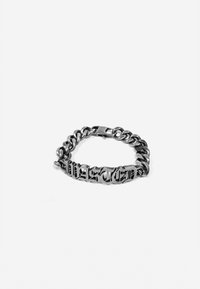 Bracciale in metallo a catena con audaci lettere nere che formano la scritta "WASTED". Il design è spesso con una superficie liscia e una chiusura a scatto.