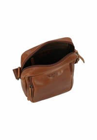 Borsa a tracolla in pelle marrone con un comparto principale con zip, tracolla regolabile e una tasca frontale con un logo goffrato sottile.