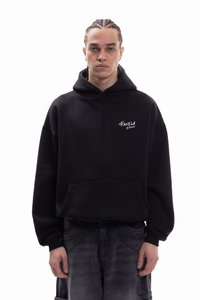 Schwarzer Hoodie mit einer Vorder- tasche, mit weißem "FAVELA @2015" Schriftzug auf der Brust. Der Stoff wirkt weich, mit lockerem Schnitt und verstellbarer Kapuze.