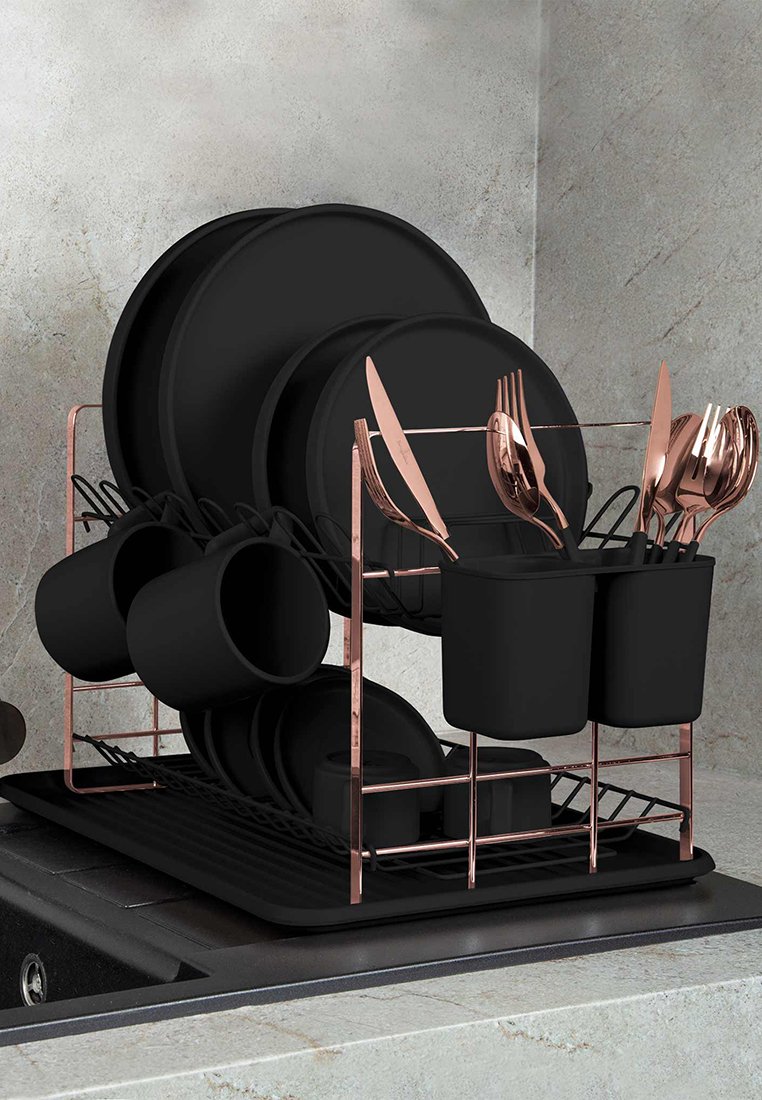Schwarzer Geschirrständer mit schwarzen Tellern, Tassen und Besteck. Mit roségoldenen Akzenten und einer strukturierten Oberfläche zum Abtropfen. Kompaktes Design.