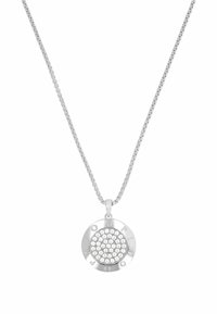 Collana d'argento con un pendente circolare caratterizzato da una pavè di cristalli trasparenti, circondato da lettere incise, su una catena.