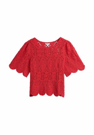 Rød hæklebluse med korte ærmer, dekoreret med blomster- og ovalformede blonde mønstre, bølget kant på ærmer og kant, samt rund halsudskæring.
