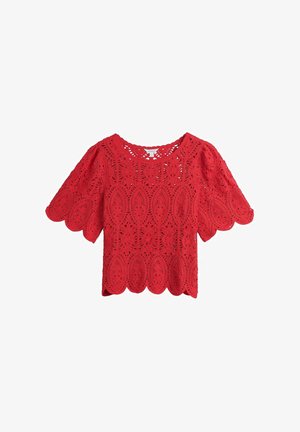 Top rouge en crochet à manches courtes avec des motifs floraux et ovales en dentelle, bords festonnés aux manches et à l'ourlet, et encolure ronde.