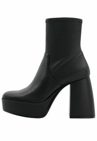 Černý kotníkový bot vyrobený z hladké kůže, s vysokým blokovým podpatkem a platformovou podrážkou. Design má těsný siluetu kotníku.