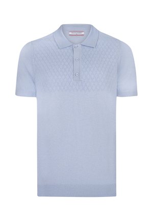 Camisa polo de manga corta de color azul claro con un patrón de rombos en el pecho, tres botones y ribete en el dobladillo y el cuello. Material de punto suave.