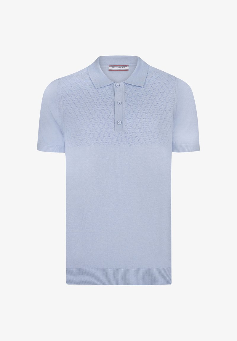 Camisa polo de manga corta de color azul claro con un patrón de rombos en el pecho, tres botones y ribete en el dobladillo y el cuello. Material de punto suave.