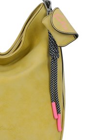 Sac à main en daim jaune avec une texture lisse, doté d'une anse tressée noir et blanc et d'accents roses. Comprend une fermeture éclair.