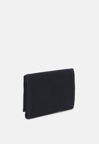 Portofel negru, texturat, cu o formă rectangulară, având un design simplu și margini moi, pliat pentru depozitare.