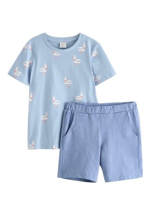 Lyseblå kortærmet skjorte med hvide andemønstre og matchende ensfarvede lyseblå elastiske shorts med lommer foran.