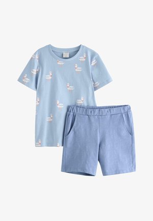 Lyseblå kortærmet skjorte med hvide andemønstre og matchende ensfarvede lyseblå elastiske shorts med lommer foran.