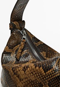 Borsa in finta pelle di serpente marrone e nera con superficie texturizzata, zip diagonale e tracolla regolabile. Forma compatta e curva.