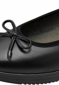 Zwarte platte schoen met een gladleren buitenkant, een ronde neus en een decoratieve strik aan de voorkant. Gevoerde binnenzool voor comfort.