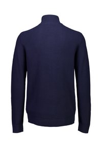 Maglione lavorato a maglia di colore blu navale con maniche lunghe e colletto alto, mostrato da dietro su uno sfondo bianco.