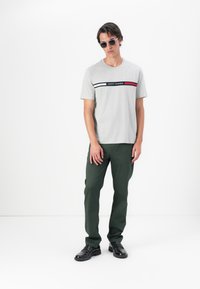 Tommy Hilfiger - T-shirt z nadrukiem