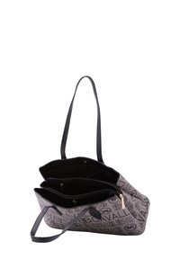Grijze totebag met een zwart logo patroon, met twee compartimenten en een ritsvak; gemaakt van soepel synthetisch materiaal met lange handvatten.