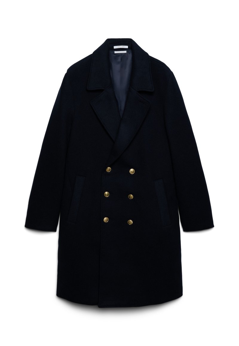 Cappotto blu navy in misto lana con design doppiopetto, ampio colletto, due tasche frontali e bottoni dorati. Texture liscia, forma sartoriale.