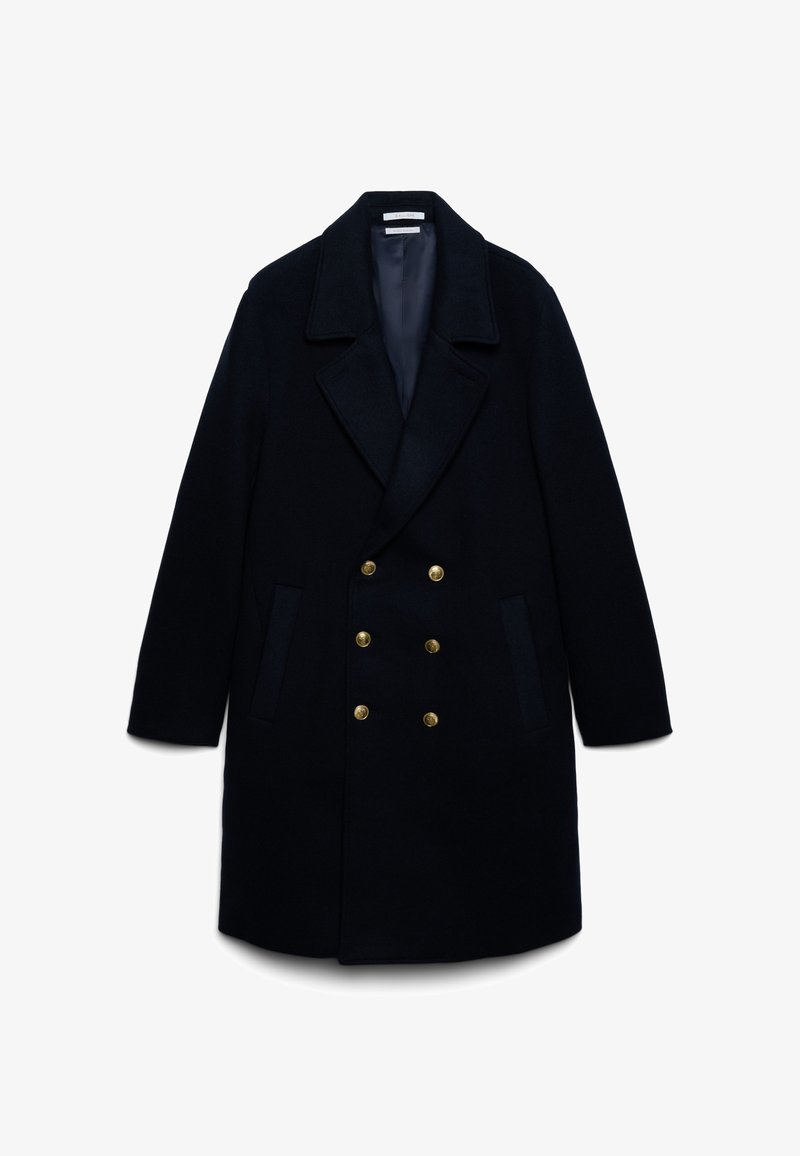 Cappotto blu navy in misto lana con design doppiopetto, ampio colletto, due tasche frontali e bottoni dorati. Texture liscia, forma sartoriale.