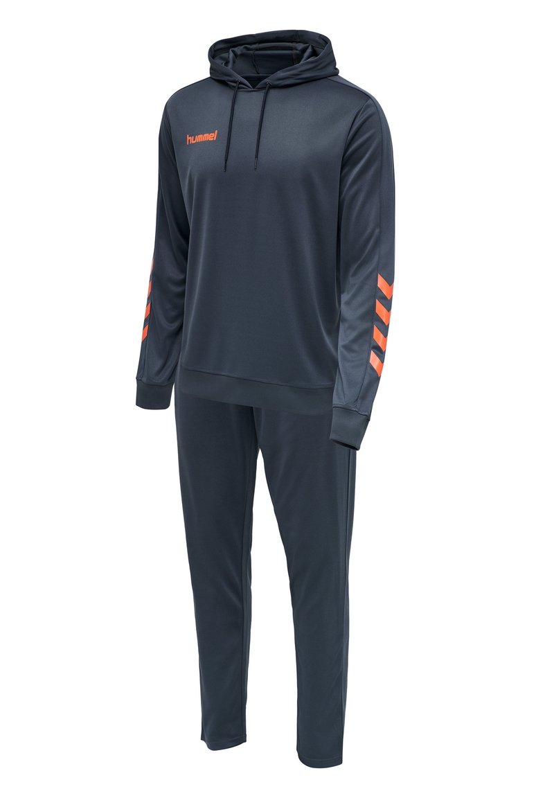 Survêtement à capuche en tissu gris foncé avec logo orange et accents chevron sur les manches ; coupe ajustée avec taille élastique.