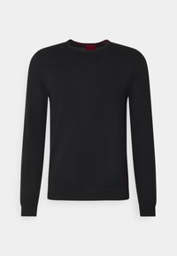 Pull noir à col ras du cou avec manches longues, en tissu lisse. Présente un col intérieur rouge et un petit logo au bas.